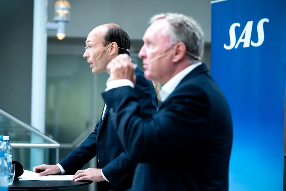 SAS-sjef Anko van der Werff (fra venstre) og styreleder Carsten Dilling. Her fra pressekonferansen i Stockholm 5. juli i fjor, da selskapet søkte om konkursbehandling. Det var dagen etter at pilotstreiken brøt ut.