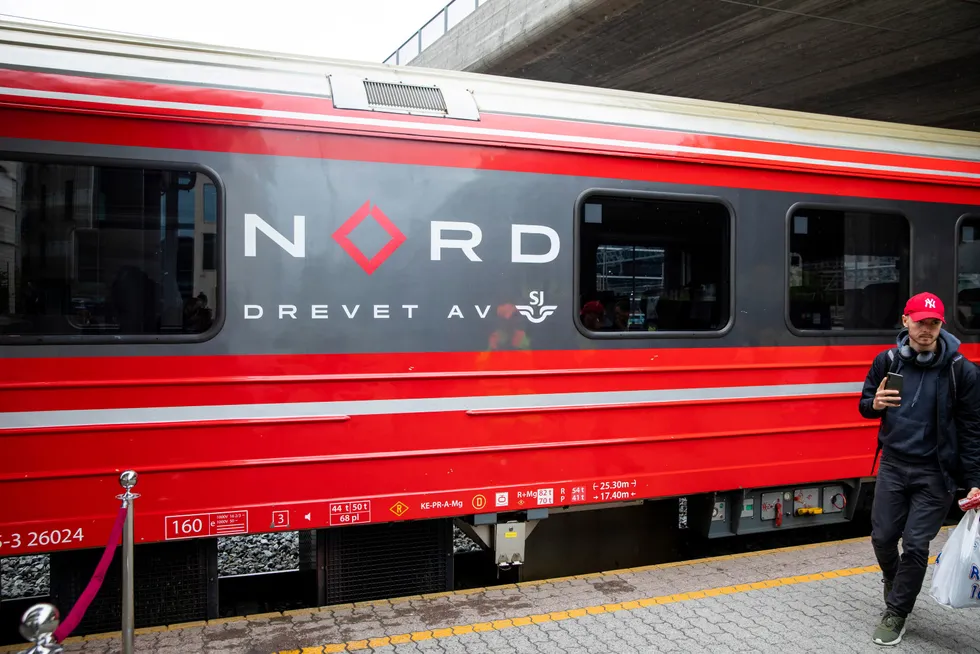 SJs første tog kjører inn på Oslo S i juni 2020. Staten sparer 1,2 milliarder kroner i året på konkurranseutsettingen.