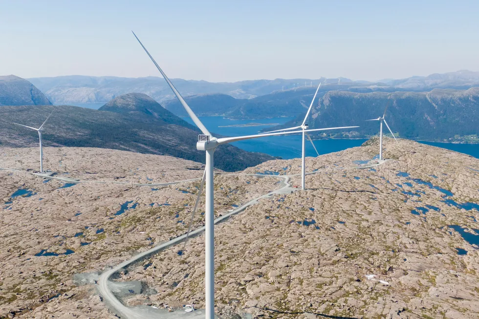 Regjeringen foreslår at vindkraftanleggene betaler en «moderat avgift», som skal sørge for at noe av verdiskapningen blir igjen lokalt. Her fra Guleslettene vindpark like ved Florø. Foto: Tore Meek / NTB