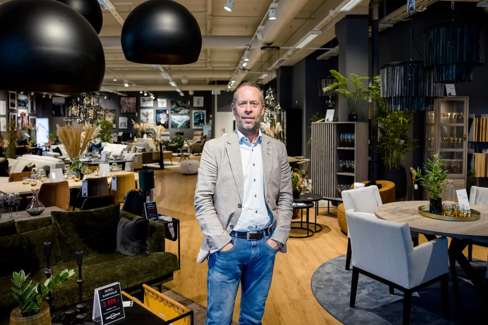 – Forbrukerne virker litt mer usikre nå, og man vet ikke hvor mye de vil bruke på reising i sommer, sier administrerende direktør Henning Eriksen i Møbelringen, her avbildet i kjedens butikk i Drammen.