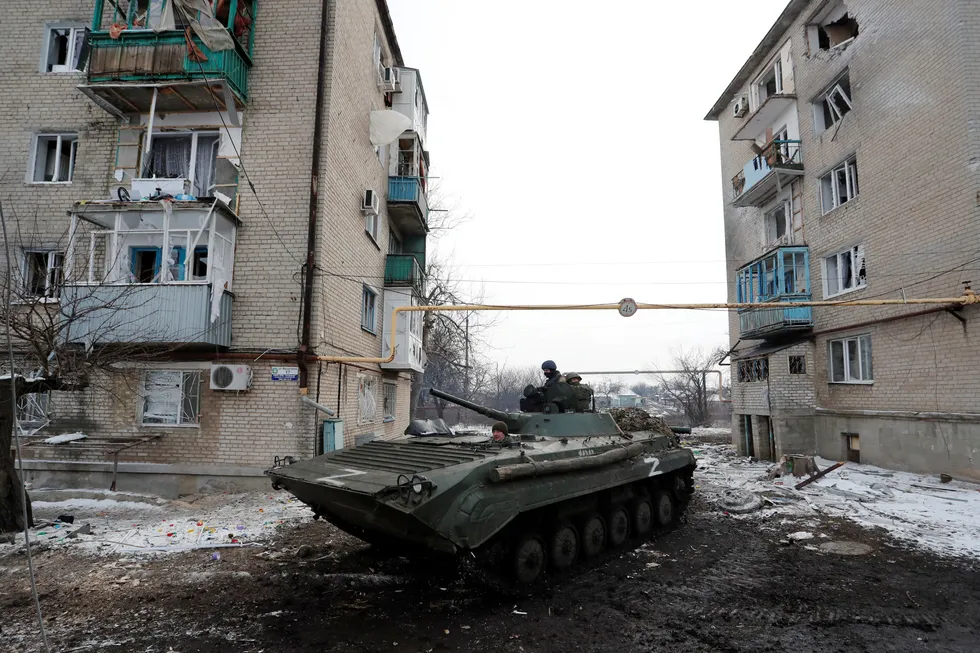 Pro-russiske styrker med en Z tegnet på sin stridsvogn inntar et boligområde i byen Volnovakha.