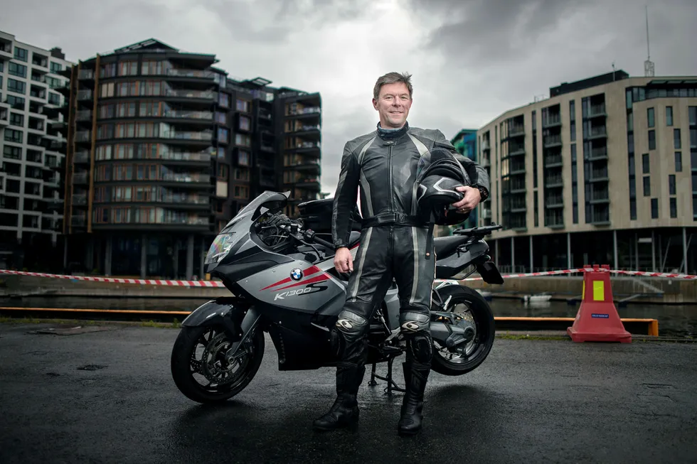 Stemningen var høy da motorsykkelentusiast og seriegründer Roar Tessem ble hentet inn for å starte et nytt oljeselskap for investeringsselskapet Hitecvision. Her er han på Aker Brygge i Oslo. Foto: Luca Kleve-Ruud