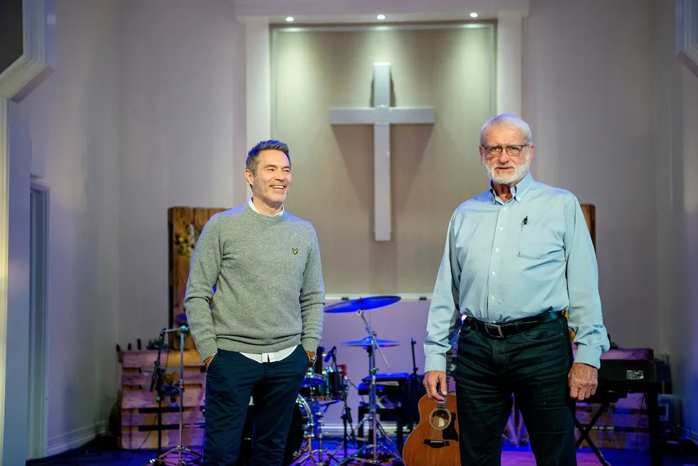 Morten Aune (til venstre), pastor i Pinsekirken i Sandvika, og Terje Mikalsen selger digitalt kollekt-selskap til et oppkjøpsfond i USA for 203 millioner kroner.