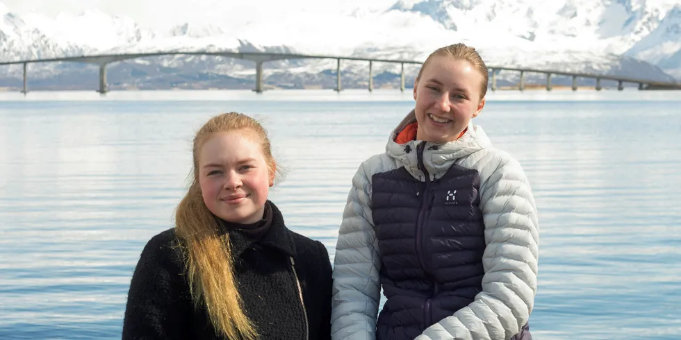 Nathalie Schønningsen (til venstre) og Amalie Berg etterlyser at næringen kommuniserer bedre med ungdommen.