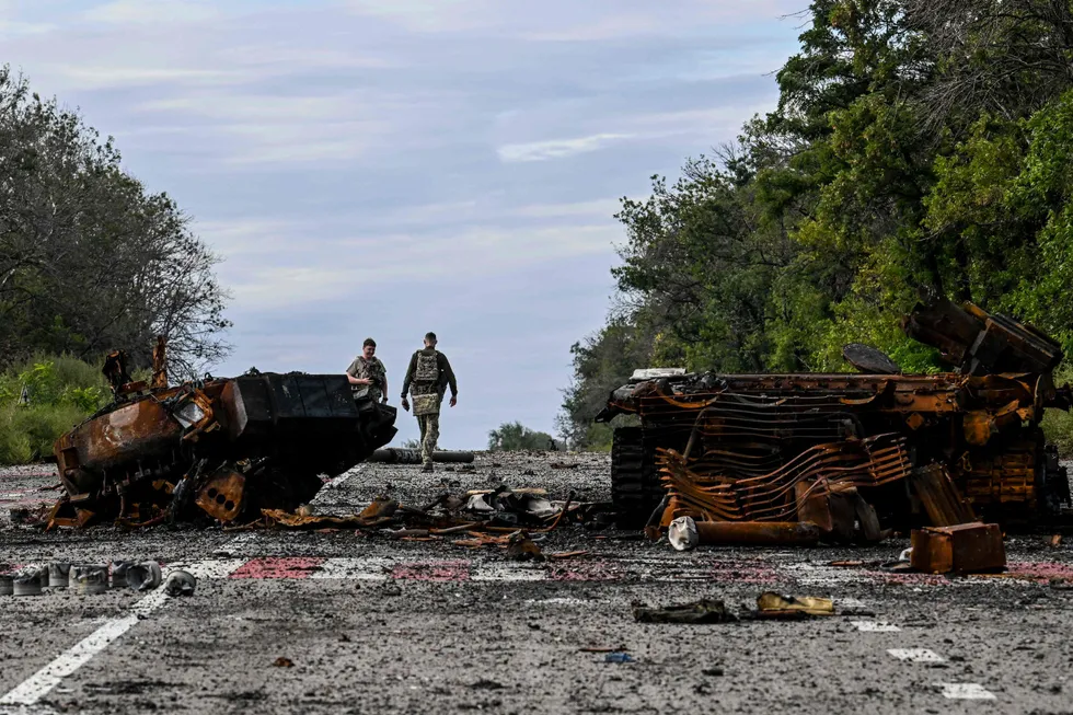 Rester av ødelagte kjøretøyer dekker en vei i Balaklija i Kharkiv-regionen i Ukraina. Bildet er tatt lørdag 10. september.