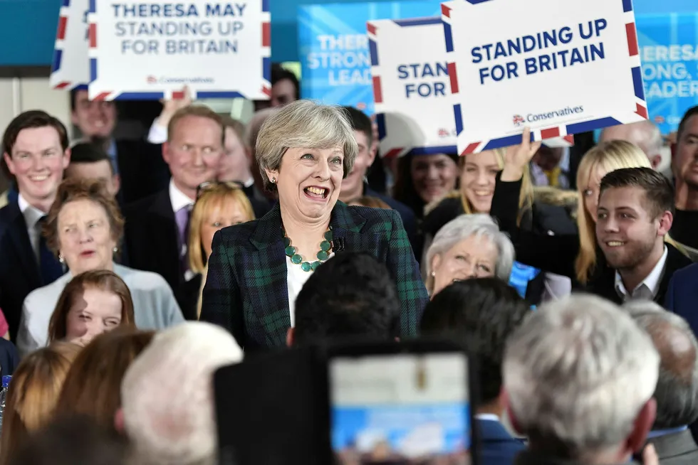 Storbritannia og statsminister Theresa May vil ut av EU, men vil ikke ha noen EØS-avtale etter oppskriften «pay, obey and no say». Hva britene til slutt får er svært uvisst. Foto: Anthony Devlin/AFP/NTB Scanpix