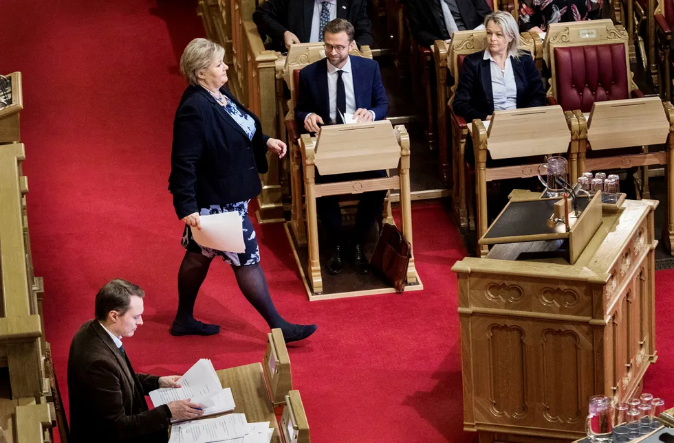 Erna Solberg legger frem regjeringserklæringen på Stortinget og ønsker seg ny kompetansepolitikk slik at «ingen går ut på dato i norsk arbeidsliv». Foto: Per Thrana