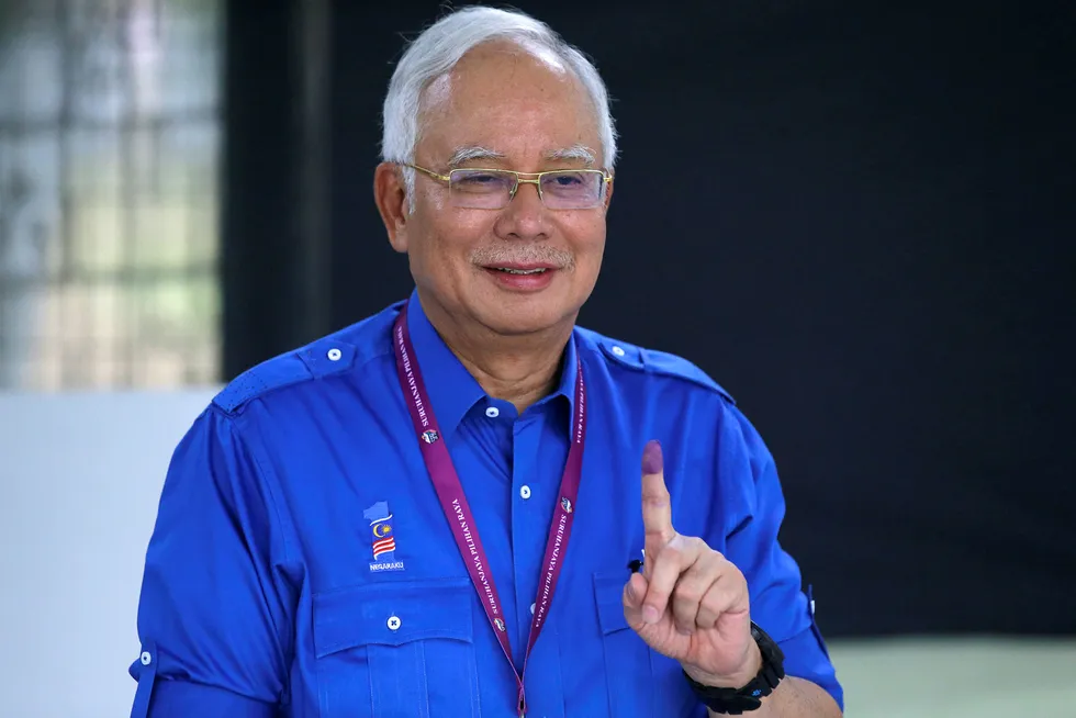 Den malaysiske statsministeren Najib Razak poserte for fotografene da han avga sin stemme i hjembyen Pekan. Foto: Aaron Favila / AP / NTB scanpix