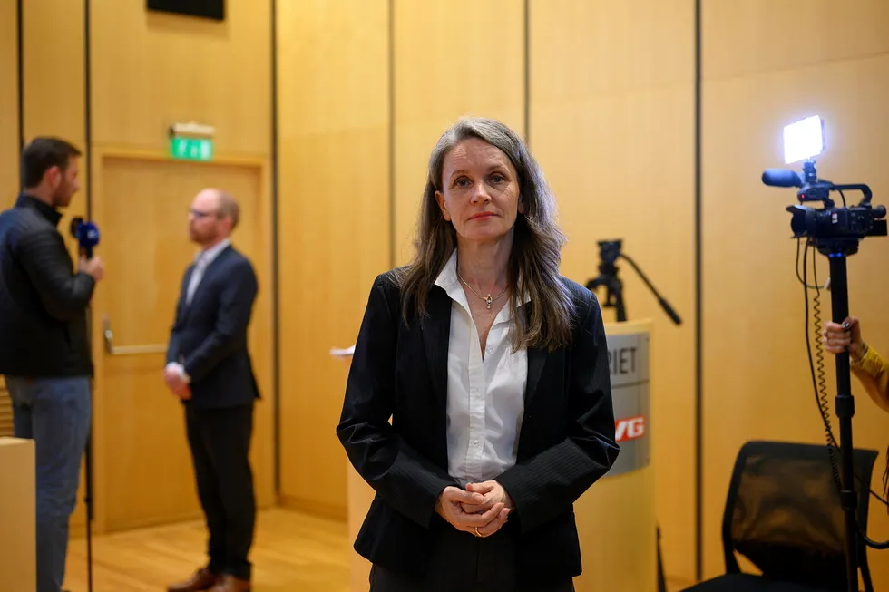Politisk redaktør i VG, Hanne Skartveit, fikk kritikk av egne journalister etter at hun beklaget dansevideo-saken i «Debatten» på NRK. Her er hun på pressekonferansen i VG tirsdag kveld. I bakgrunnen sjefredaktør i VG Gard Steiro.