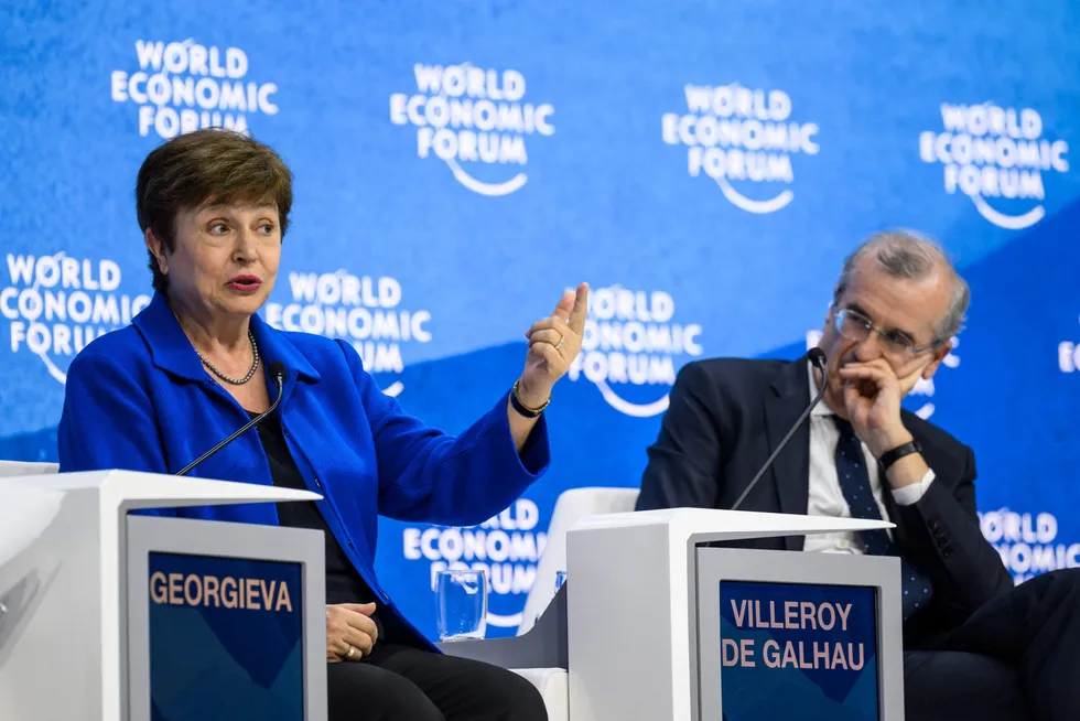 International Monetary Fund (IMF)-direktør Kristalina Georgieva (t.v.) og sentralbanksjefen i Frankrike, François Villeroy de Galhau, på World Economic Forum i Davos i mai i år.