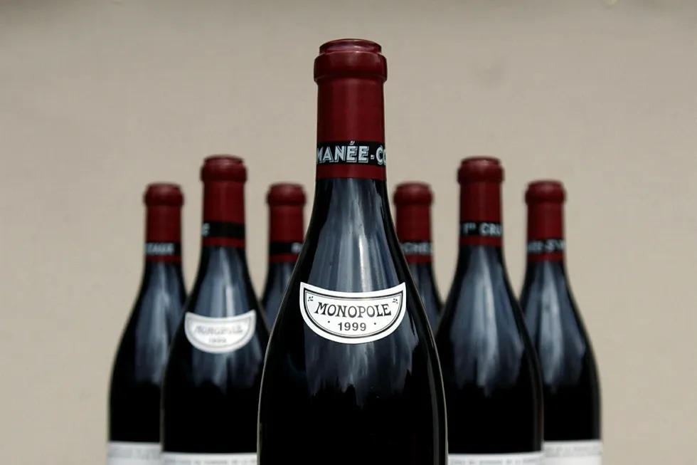 Vinflasker fra Domain Romaneé Conti, en av de dyreste vinene man får på verdensmarkedet. Nå viser forskning at placebo-effekten sammen med belønningssystemet i hjernen vår spiller oss et puss når vi smaker vin vi tror er dyre. Foto: Helge Hansen