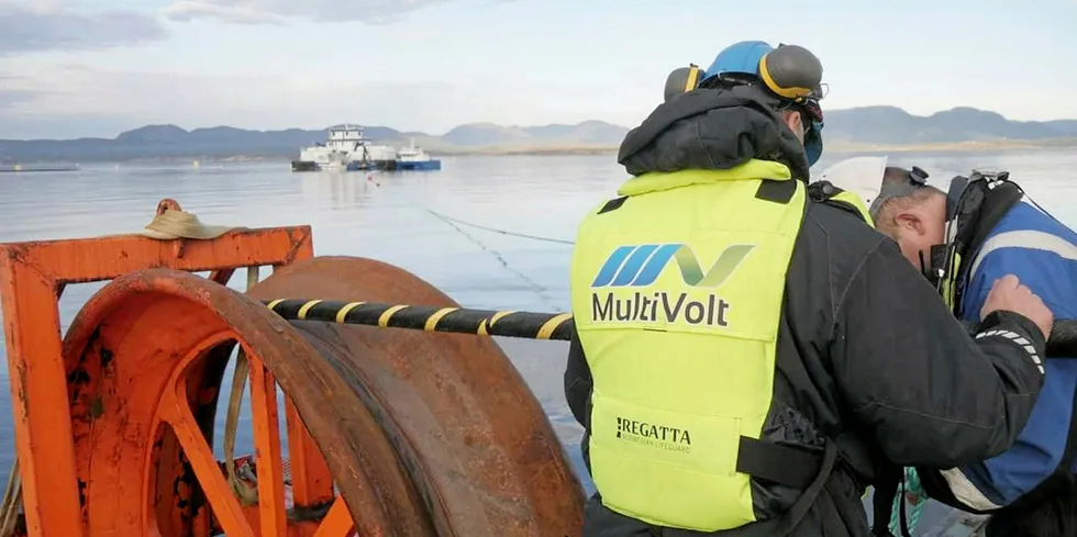 ELEKTRIFISERER: Montører fra Multivolt i forbindelse med elektrifiseringen av Eide Fjordbruk sine to anlegg i Fensfjorden.