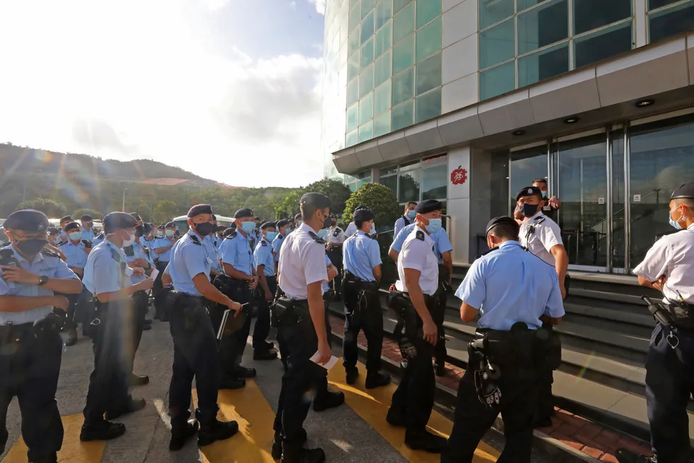 Over 200 politifolk troppet opp foran redaksjonslokalene til Apple Daily i Hongkong torsdag morgen. Sjefredaktøren og resten av toppledelsen ble arrestert hjemme før daggry.