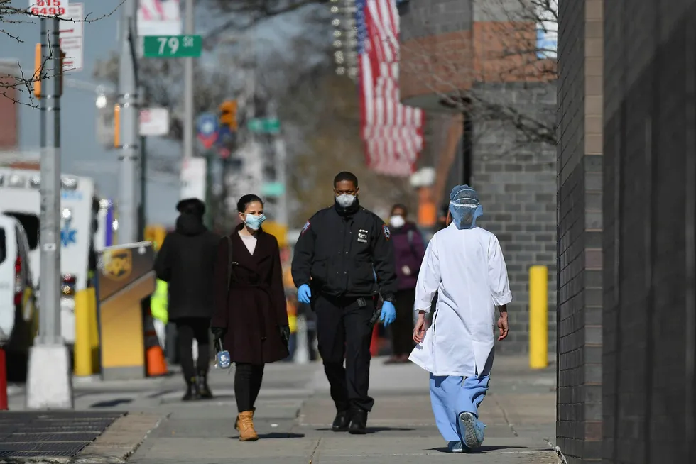 Koronaviruset dominerer gatebildet i New York. Her utenfor Elmhurst Hospital Center i bydelen Queens.