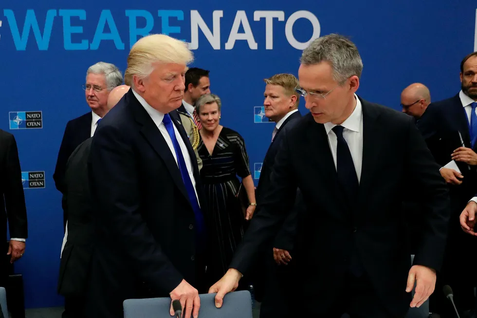 Natos generalsekretær Jens Stoltenberg er i Washington for å forberede sommerens viktige Nato-toppmøte. Her med USAs president Donald Trump på et Nato-toppmøte i Brussel ifjor. Foto: Matt Dunham/AFP/NTB Scanpix