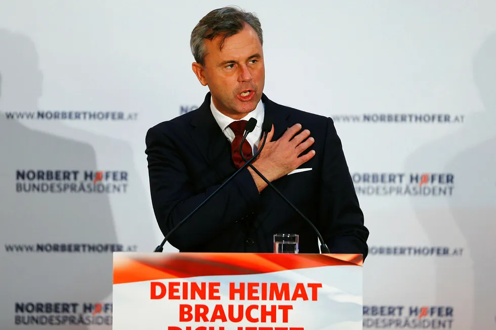 Den østerrikske presidentkandidaten Norbert Hofer i det høyrepopulistiske partiet FPOe taler under et valgmøte. Foto: NTB Scanpix/REUTERS/Leonhard Foeger