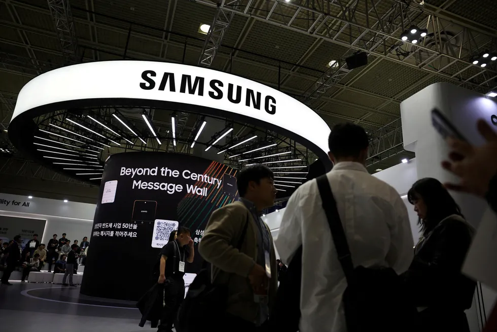 Samsung Electronics fortsetter å falle. Sør-Koreas største selskap har ikke klart å utnytte det pågående teknologiskitet mot kunstig intelligens. Aksjekursen har falt med over 36 prosent i år, og over fire prosent on onsdag.