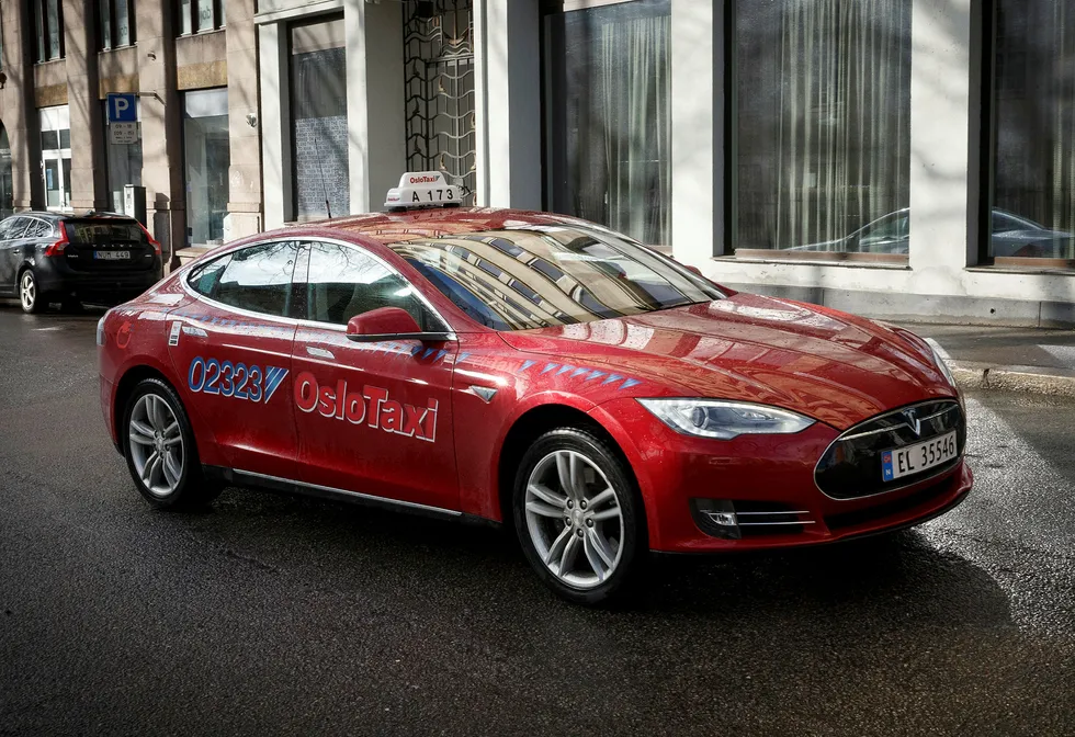 En Tesla Model S fra Oslo Taxi kjører i Oslos gater. Fra 2021 vil Agder Taxi bare tillate elektriske biler eller hydrogenbiler inn i parken av drosjer i selskapet. Foto: Heiko Junge / NTB scanpix