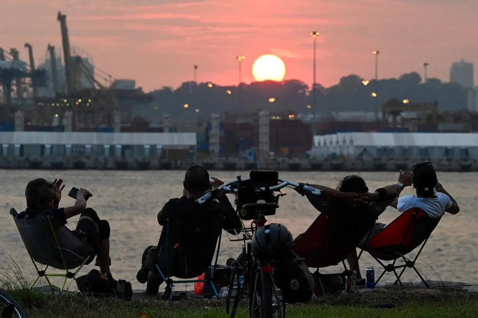 Singapore: people enjoy the view by the bay as the sun sets