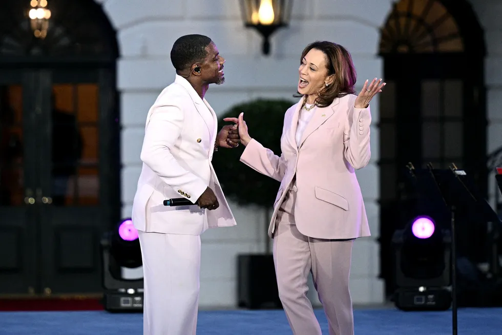 USAs visepresident Kamala Harris er blitt et symbol på å tørre å gi litt blaffen for mange unge amerikanere. Her fra en konsert med Kirk Franklin utenfor Det hvite hus tidligere i sommer.