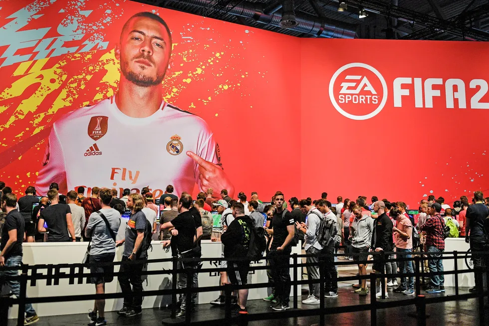 Siden 1990-tallet har spillutvikleren EA Sports og det internasjonale fotballforbundet Fifa hatt en lukrativ samarbeidsavtale som har gitt navn til spillserien med sistnevntes navn. Nå er det slutt. Avbildet er Real Madrid-spiller Eden Hazard på en promo-plakat for Fifa 20.