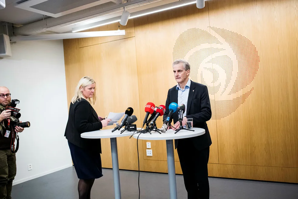 Ap-leder Jonas Gahr Støre og partisekretær Kjersti Stenseng nektet frem til tirsdag å fortelle om antallet varsler. Foto: Skjalg Bøhmer Vold