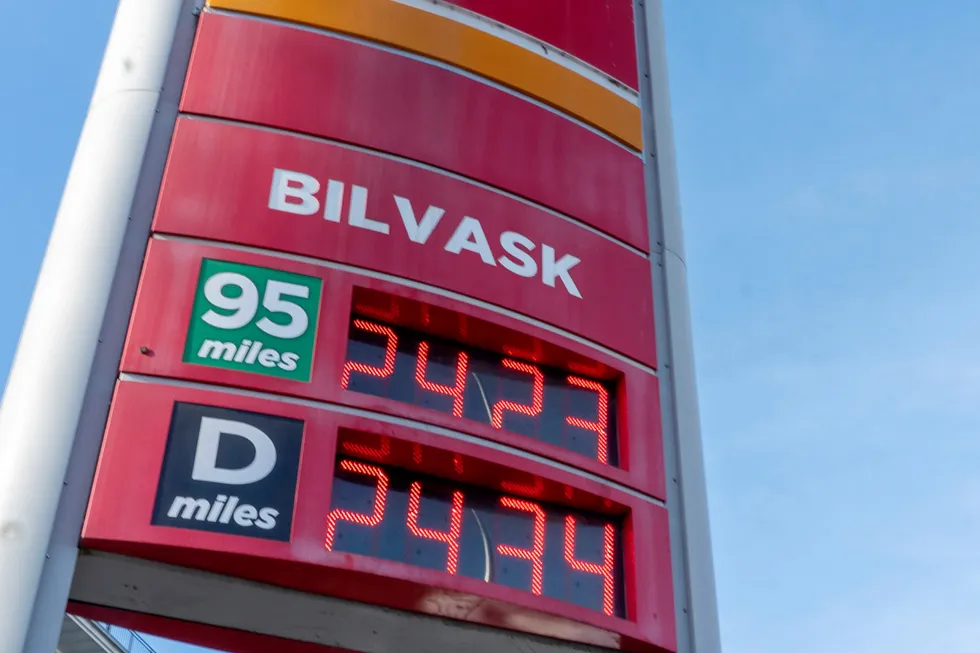 Pumpeprisene på både bensin og diesel har i starten av uken ligget over 24 kroner literen.