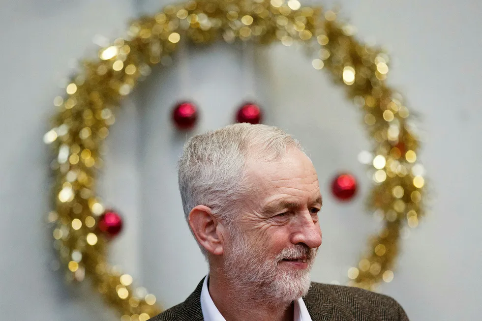 Labour-leder Jeremy Corbyn ringer julen inn med å fremme mistillitsforslag mot statsminister Theresa May.