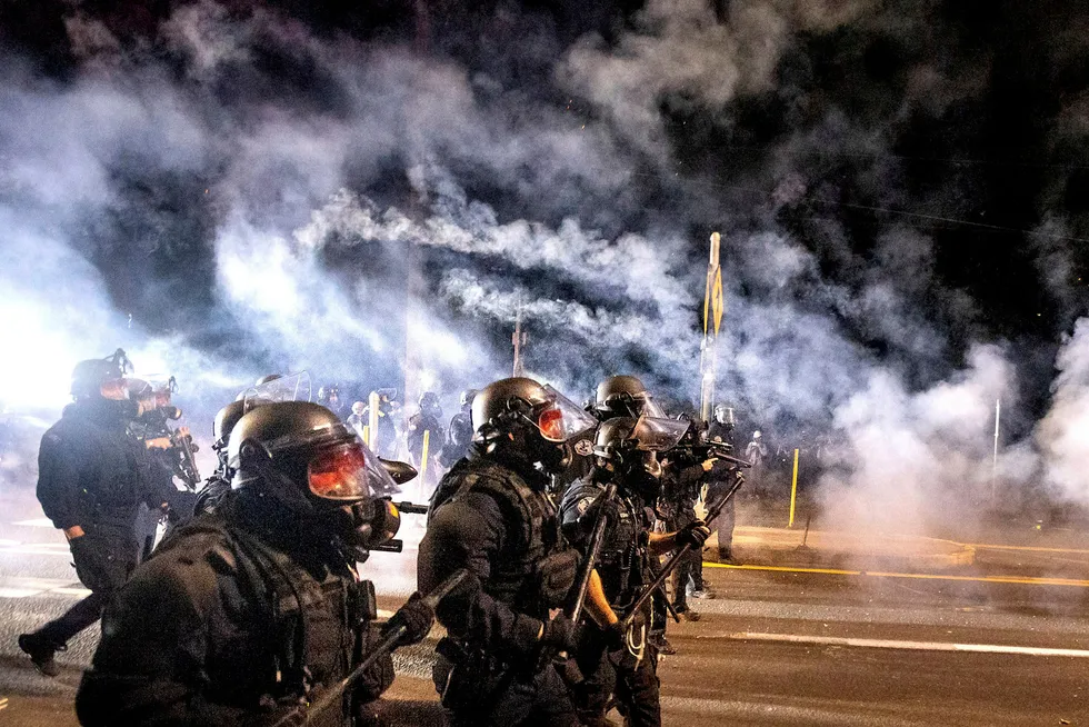 Ordføreren i Portland i Oregon har gitt politiet i byen beskjed om å droppe bruken av CS-gass mot demonstranter umiddelbart.