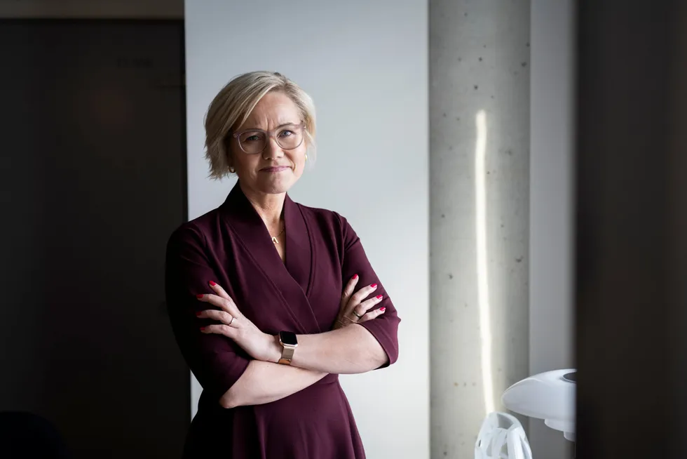 Helseminister Ingvild Kjerkol mottok Abortutvalgets rapport torsdag. Hun bør få Senterpartiet med seg på å lytte til dens anbefaling, og utvide grensen for selvbestemt abort til uke 18.