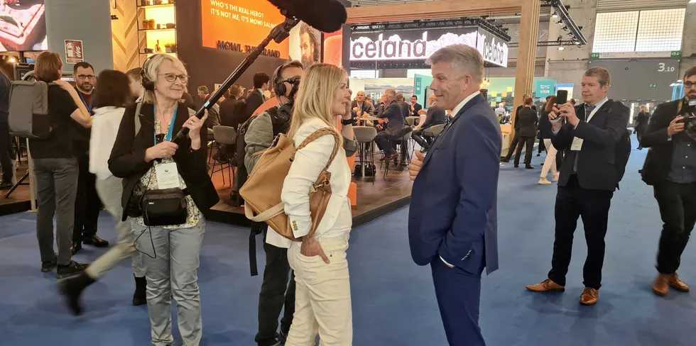 NRK-journalist Helene Sandvik intervjuet fiskeriminister Bjørnar Skjæran under sjømatmessen i Barcelona tirsdag