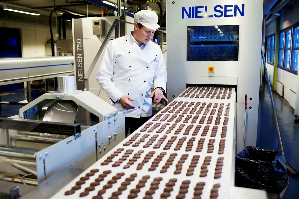 På gulvet. Adrian Forsberg har tatt over som daglig leder i Hval Sjokolade. Karrieren i sjokoladeselskapet begynte på gulvet, blant ristemaskiner og samlebånd.