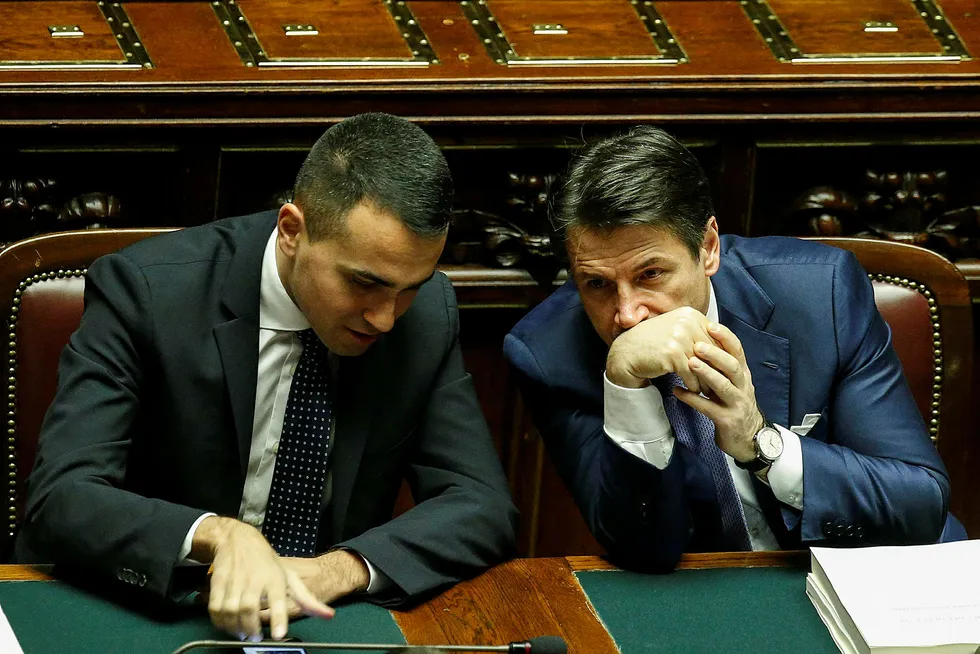 Statsminister Giuseppe Conte (til høyre) og visestatsminister Luigi Di Maio under stemmeavgivningen lørdag.