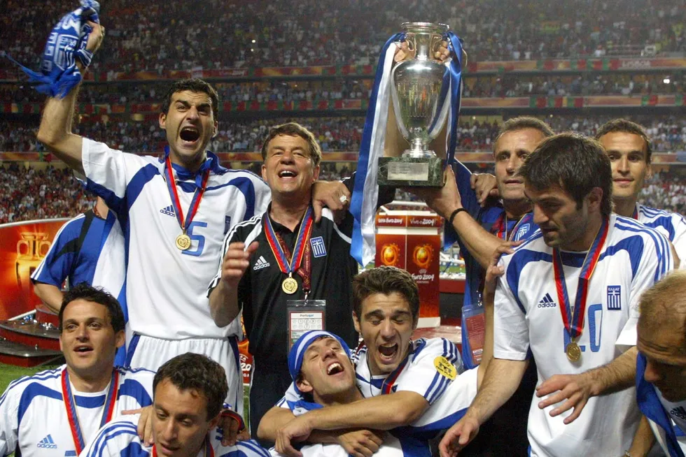 De greske spillerne feirer EM-triumfen i fotball. I hvilket år skjedde det?