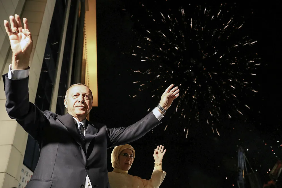 Den tyrkiske presidenten Tayyip Erdogan feirer valgseieren sammen med sin kone Emine Ardigan i slutten av juni. Foto: Kayhan Ozer
