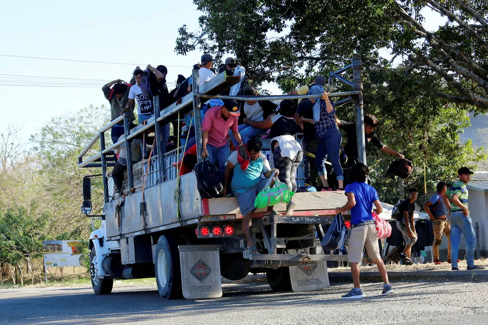 Hundrevis av migranter fra Honduras kom seg gjennom grensen til Guatemala på onsdag. De har som mål å nå USA med en ny karavane.