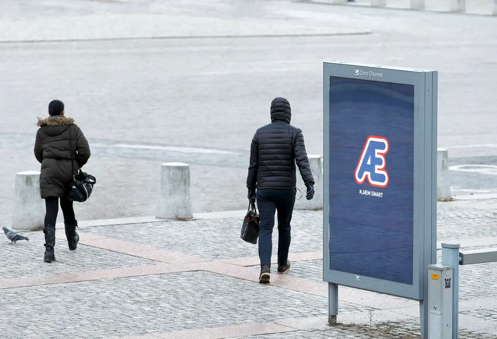 Blå reklameplakat der det står «Æ kjæm snart». Foto: Gorm Kallestad / NTB scanpix