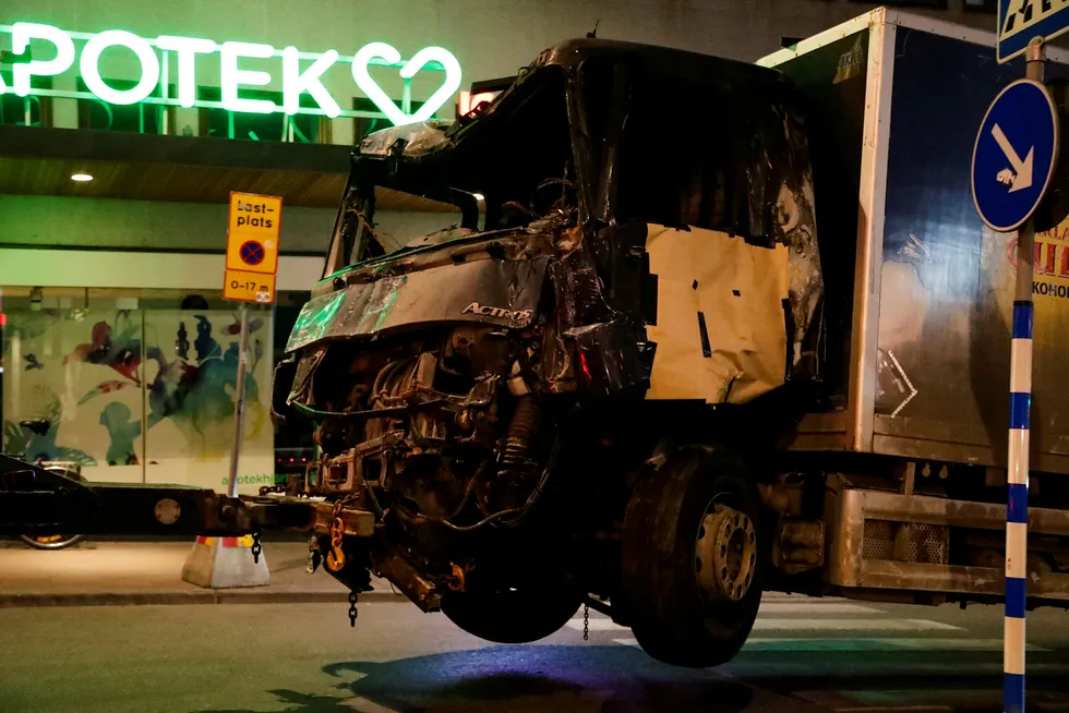 Fire mennesker ble drept da en lastebil braste inn i en gågate i Stockholm fredag ettermiddag. Foto: AP / NTB scanpix
