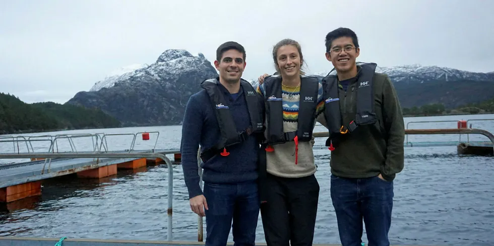 Ledelsen i Manolin Aqua på merdkanten. Fra venstre: teknisk sjef John Constantino, sjefsoperatør Natalie Brennan og administrende direktør Tony Chen.