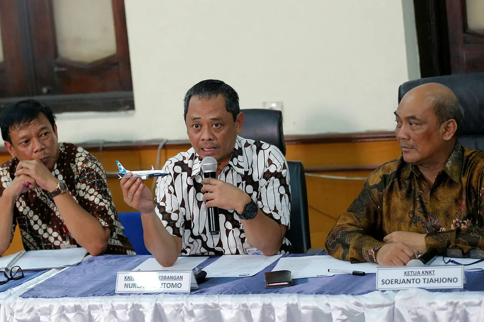 Indonesias nasjonale transportsikkerhetskommisjon la fredag fram sine funn etter å ha gransket Lion Air-ulykken i oktober i fjor. Her viser Nurcahyo Utomo fram en modell av Boeing-flyet som styrtet. Til høyre er kommisjonens leder Soerjanto Tjahjono. Foto: Tatan Syuflana / AP / NTB scanpix