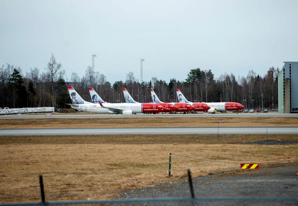 På Oslo lufthavn Gardermoen står en rekke av Norwegians fly parkert langs rullebanen og terminalene. Det er uklart om kreditorene som har finansiert selskapets voldsomme flybestillinger er villig til å støtte selskapets kriseplan.
