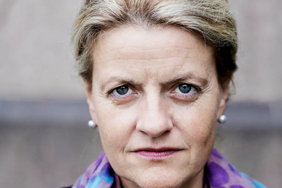 Inger Lise Blyverket, direktør i Forbrukerrådet, er skeptisk til flyselskapenes betalingsvegring.
