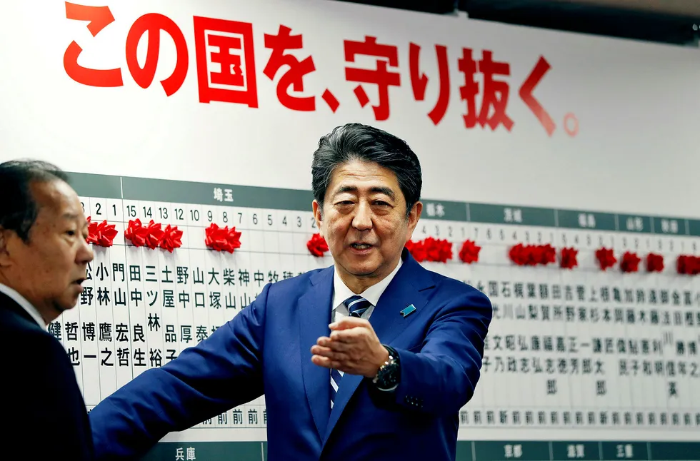Truslene fra regimet i Nord-Korea og et Kina som bygger seg opp til supermaktsstatus har fått gjenvalgte statsminister Shinzo Abe til å konkludere med at tiden er inne for å revidere landets pasifistiske grunnlov. Foto: Issei Kato/Reuters/NTB Scanpix