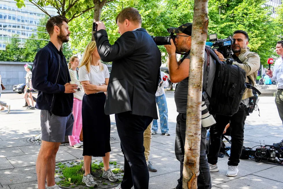 Rødt-leder Bjørnar Moxnes kommenterer solbrille-tyveriet i et møte med pressen utenfor Sentrum Scene i Oslo lørdag.