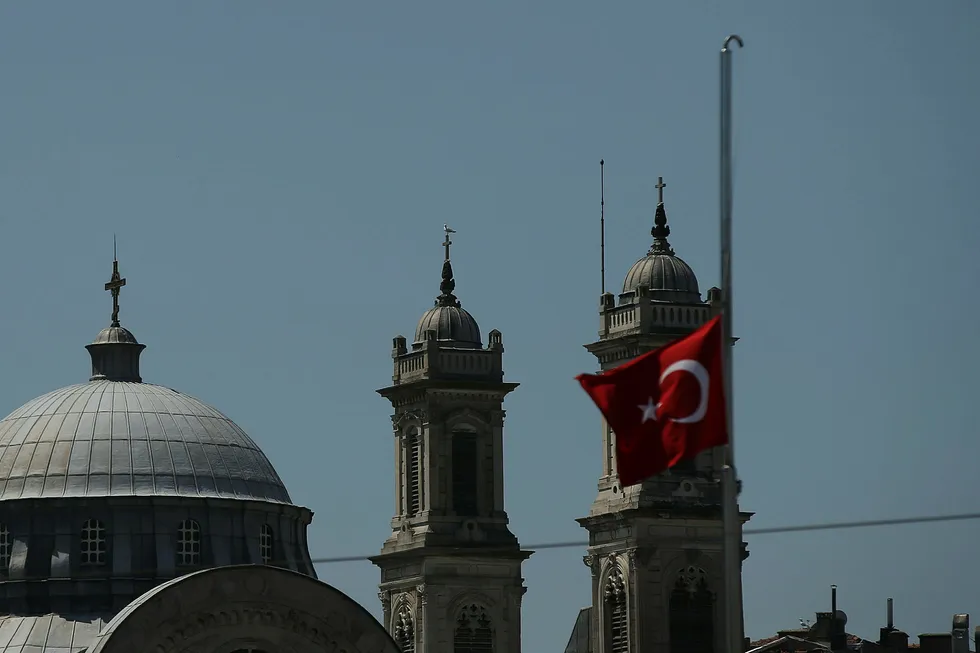 Tyrkia har innfør en tre dager lang sørgeperiode som følge av israelske soldaters massakre på palestinere på Gazastripen, og tirsdag ble det flagget på halv stang ved offentlige bygninger. Foto: AP / NTB scanpix
