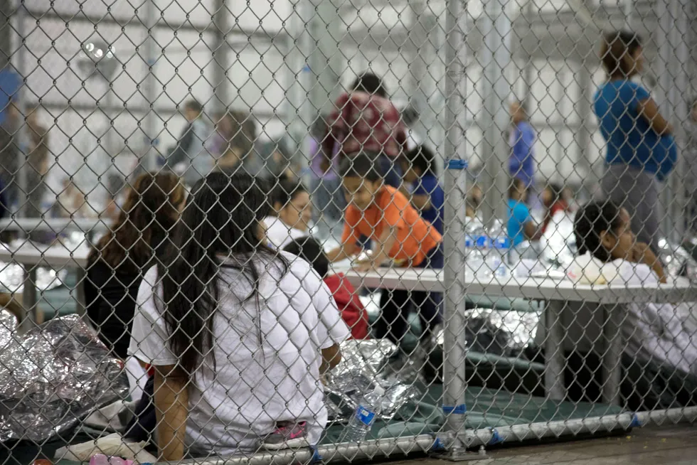 Bakgrunnen til protestene denne helgen er USAs innstramninger i innvandringspolitikken. Over 2300 barn av voksne som hadde tatt seg ulovlig inn i USA har siden april blitt skilt fra foreldrene sine og satt i egne interneringsleirer. Bildet viser innvandrerbarn i Trumps interneringsleirer. Foto: U.S. Border Patrol