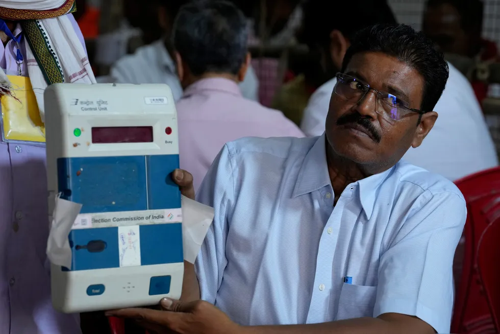 Opptellingen etter valget i India startet tirsdag morgen lokal tid. De elektroniske opptellingsmaskinene har vært forseglet og ble vist frem idet opptellingen startet. Her fra Lucknow.