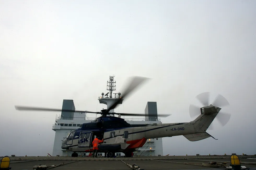Statoil vil ikke begynne å fly med Super Puma-helikoptere igjen. På bildet et Aerospatiale AS-332L1 Super Puma-helikopter fra Norsk Helikopter om bord på rørleggingsfartøyet Solitaire i Nordsjøen. Foto: Alf Ove Hansen/NTB scanpix