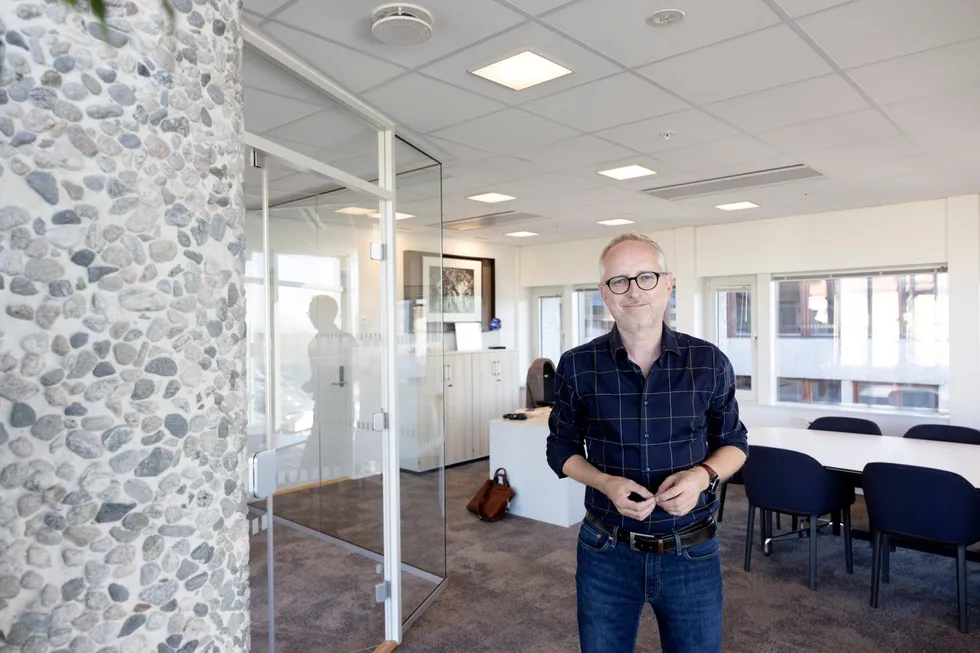 Bård Vegar Solhjell får seks nye år som Norad-direktør. Fra sitt kontor i arkitekturperlen fra Erling Viksjø, Norsk Hydros gamle lokaler, ber han næringslivet investere mer i utviklingsland.
