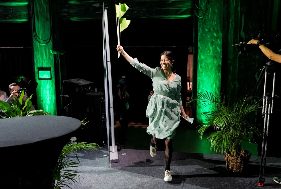 Byråd Lan Marie Nguyen Berg jubler etter brakseier i Oslo. Her feirer hun i lett frihetsgudinnepostitur på Miljøpartiets De Grønnes valgvake på utestedet Sentralen.